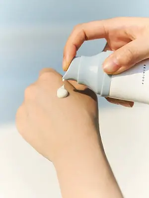 Skin1004 Madagascar Centella Hyalu-Cica Water-Fit Sun Serum SPF50+ PA++++ – Αντιηλιακό με υαλουρονικό κ σεντελα ασιάτικα - 50 ml