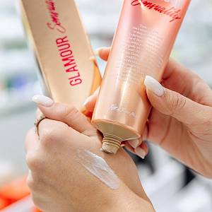 Kiss by Rosemine Fragrance Body Cream Glamour Fantasy - Ενυδατική κρέμα σώματος με άρωμα ώριμων φρούτων - 140ml