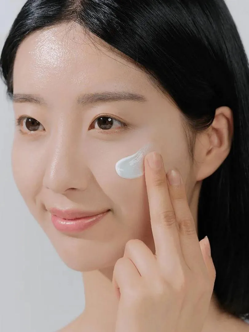 Skin1004 Madagascar Centella Hyalu-Cica Water-Fit Sun Serum SPF50+ PA++++ – Αντιηλιακό με υαλουρονικό κ σεντελα ασιάτικα - 50 ml